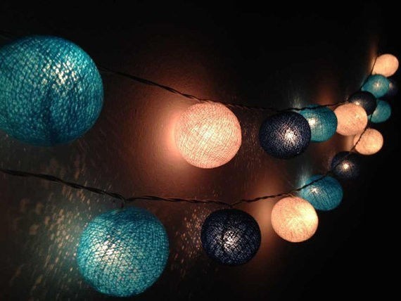 картинка Световая гирлянда из тёмно-голубых и тёмно-синих нитяных шариков