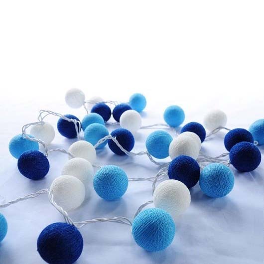 картинка Световая гирлянда из тёмно-голубых и тёмно-синих нитяных шариков