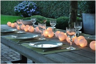 картинка Световая гирлянда из белых нитяных шариков