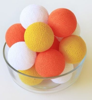 картинка Световая гирлянда из светло-жёлтых и оранжевых нитяных шариков