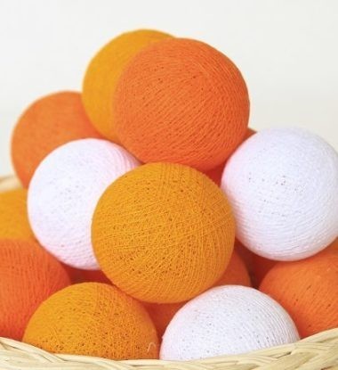 картинка Световая гирлянда из светло-жёлтых и оранжевых нитяных шариков