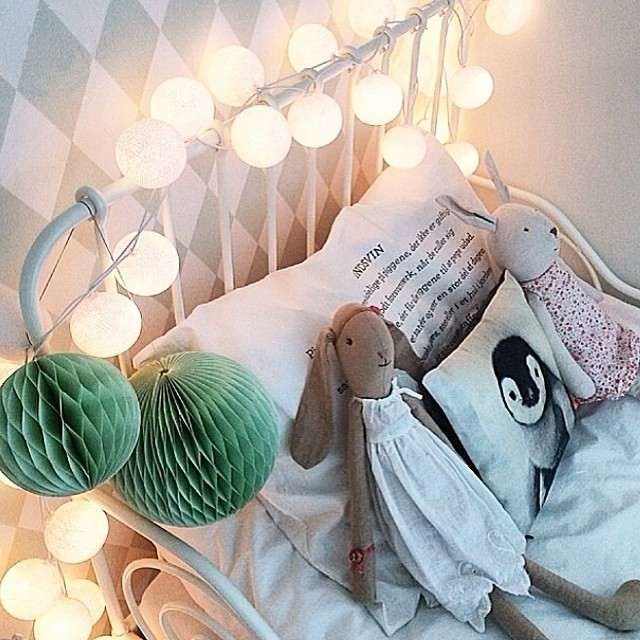 картинка Световая гирлянда из белых нитяных шариков