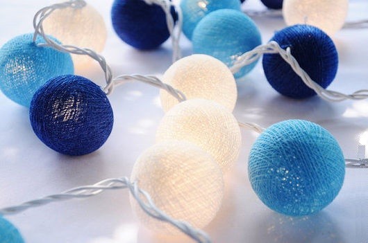 картинка Световая гирлянда из тёмно-голубых и тёмно-синих нитяных шариков