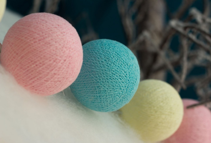 картинка Световая гирлянда из сливочных, светло-розовых, светло-бирюзовых  нитяных шариков