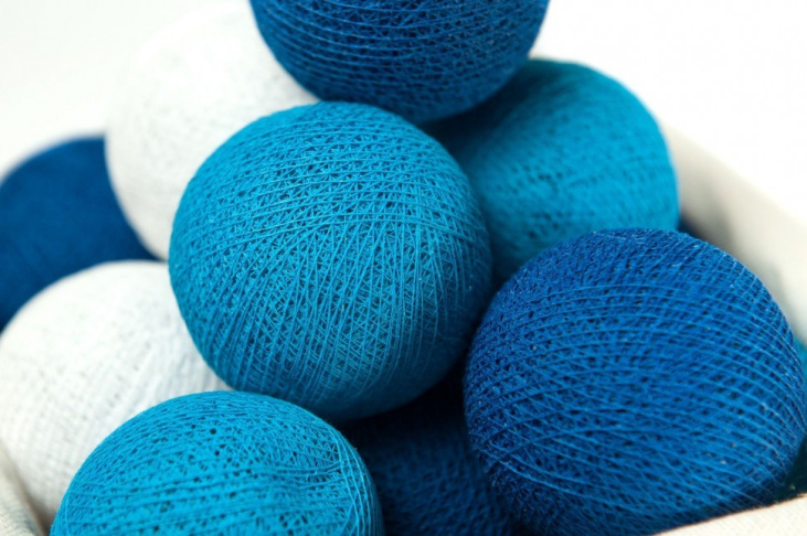 картинка Световая гирлянда из тёмно-голубых и тёмно-синих нитяных шариков