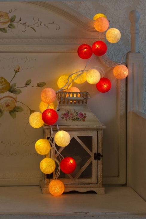 картинка Световая гирлянда из светло-жёлтых и оранжевых нитяных шариков