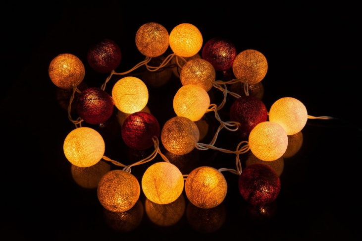 картинка Световая гирлянда из бежевых, терракотовых, коричневых, тёмно-коричневых  нитяных шариков
