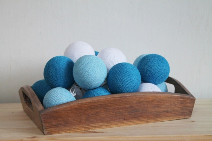 картинка Световая гирлянда из светло-голубых нитяных шариков