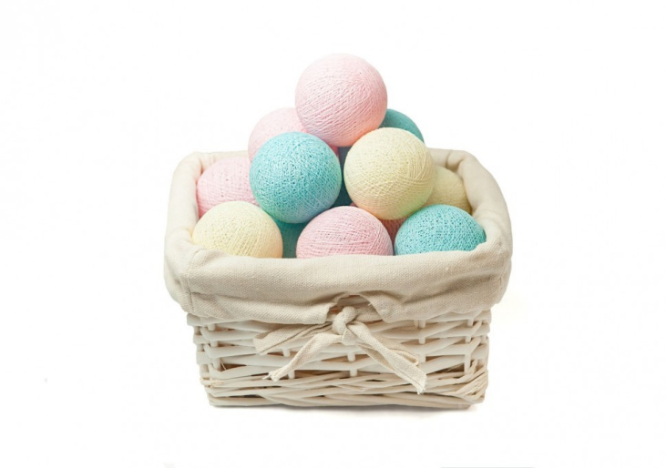 картинка Световая гирлянда из сливочных, светло-розовых, светло-бирюзовых  нитяных шариков