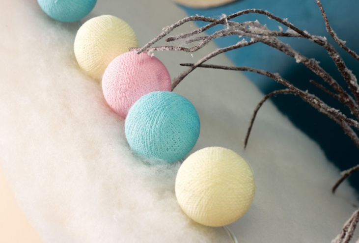 картинка Световая гирлянда из сливочных, светло-розовых, светло-бирюзовых  нитяных шариков