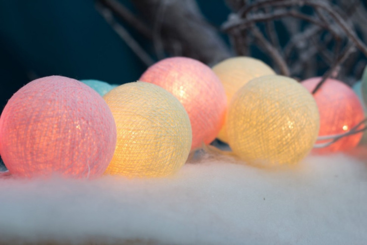 картинка Световая гирлянда из сливочных, светло-розовых, светло-бирюзовых  нитяных шариков